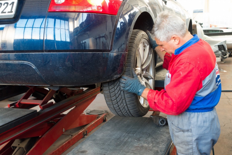 vente-CAGNES SUR MER-min_auto_repair_repair_lift_auto_mechanic_work_clothes_master_professional_man_of_the_fold-685629