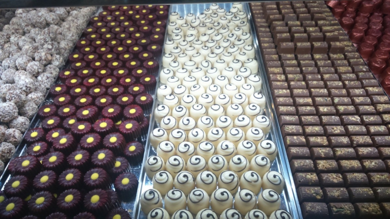 vente-CAGNES SUR MER-min_chocolates_milk_chocolate_white_chocolate_truffles_candy_food_treat_cacao-1213769