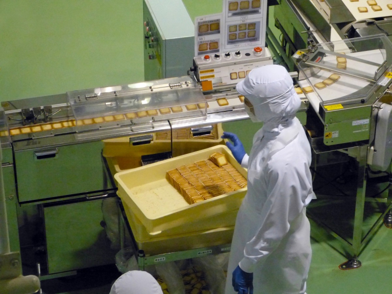 vente-CAGNES SUR MER-min_japan_sapporo_chocolate_factory_label_packaging_cookie_machine_operator-961505